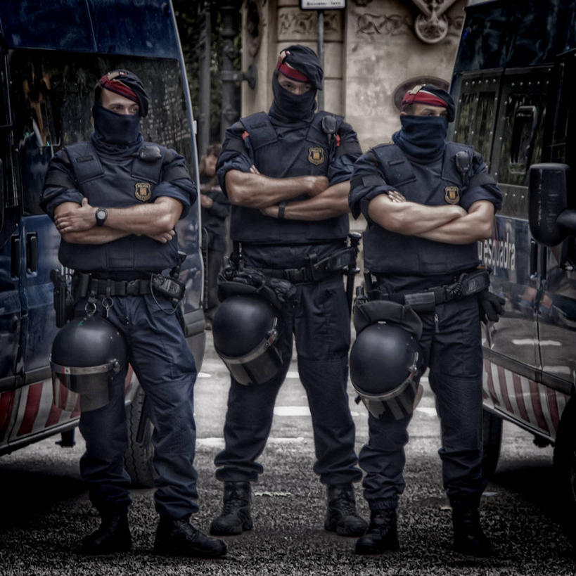 成年人,三个人,站,双手交叉,方图,室外,白天,正面,安全,汽车,西班牙,巴塞罗那,头盔,头饰,车,围巾,交通工具,运输,摄影,保护,权威,双手抱胸,载具,警官,警服,彩图,巴塞罗那省