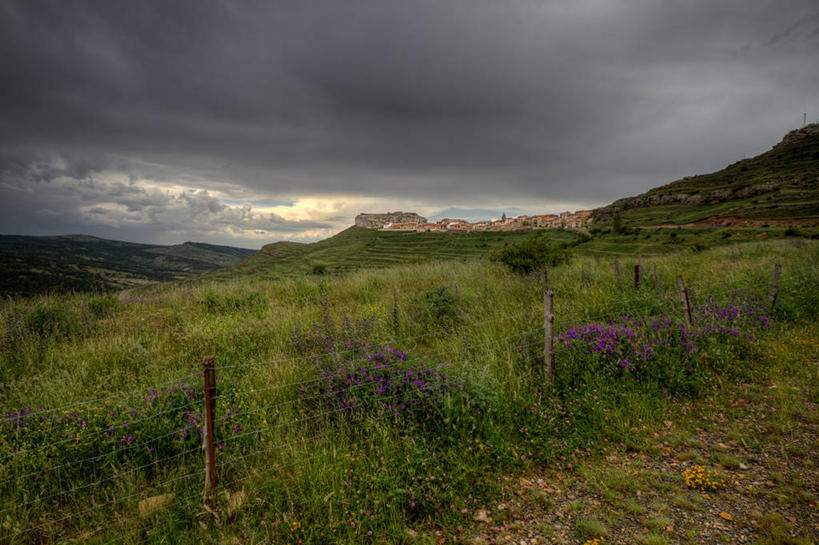 无人,横图,室外,白天,美景,山,植物,多云,西班牙,地形,景观,篱笆,乌云,云,天气,花,紫色,风景,自然,景色,摄影,宁静,自然风光,阿拉贡,特鲁埃尔省,彩图