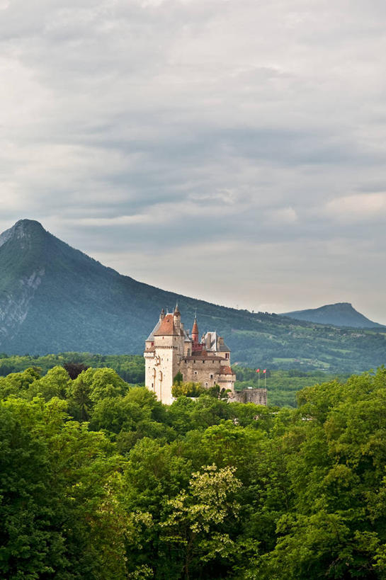 无人,竖图,室外,白天,旅游,度假,美景,山,建筑,法国,城堡,景观,云,历史,娱乐,树,绿色,风景,自然,享受,休闲,景色,放松,摄影,自然风光,法国文化,阿尔卑斯山脉,上萨瓦,彩图