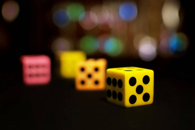 无人,横图,室内,特写,赌博,运气,西班牙,骰子,首都,粉色,黄色,四个,马德里,摄影,机会,休闲活动,彩图