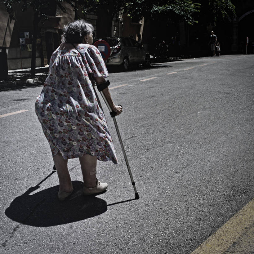 成年人,老年人,一个人,方图,黑白,室外,白天,路,西班牙,仅一个女性,仅一个人,拿着,休闲装,摄影,仅一个老年女性,拐杖,支撑,恢复,帕尔马,老年女性,女人,女性,步行