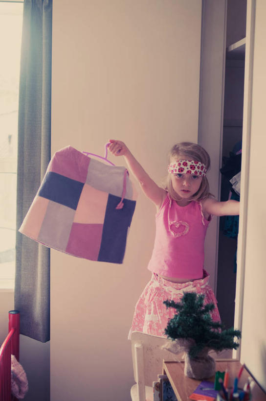 西方人,儿童,一个人,站,举,竖图,室内,正面,裙子,纯洁,柜子,椅子,欧洲,新西兰,欧洲人,仅一个女性,仅一个人,吊挂,悬挂,准备,束发带,壁橱,挂,拿着,休闲装,小孩,衣服,托,仅一个小孩,可爱,童年,童趣,摄影,肖像,选择,童真,烂漫,无邪,天真,女孩,女人,女性,白种人,孩子,举起,举手,举着,向上举,向上伸,向上托,彩图,女生,步入式衣柜