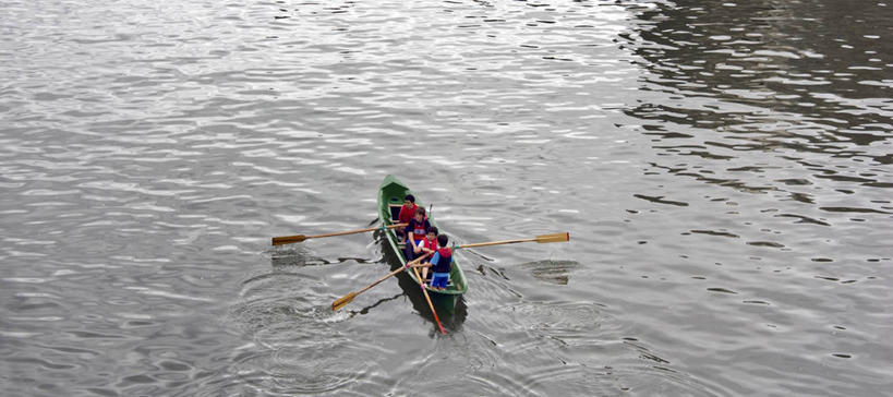 划船,四个人,坐,横图,全景,俯视,室外,白天,河流,水,船,西班牙,小的,反射,训练,自然,运输,摄影,桨,知识,毕尔巴鄂,比斯开省,彩图,高角度拍摄,旅行