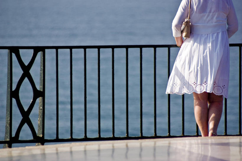 成年人,一个人,栏杆,横图,室外,白天,度假,海洋,水,日光,西班牙,仅一个女性,休闲装,背面,摄影,砖地,零钱包,等,马拉加省,彩图