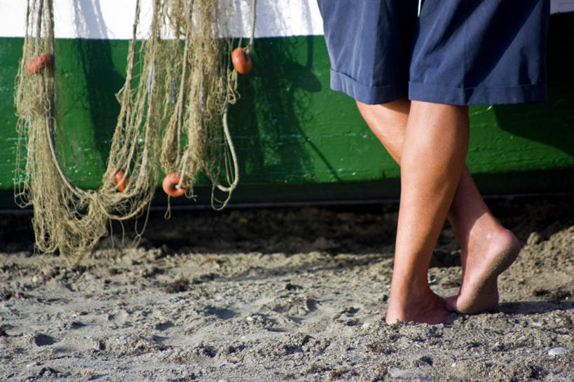 成年人,腿,一个人,渔夫,站,横图,室外,白天,渔业,船,西班牙,仅一个男性,沙子,二郎腿,人体,摄影,渔网,部分,马拉加省,四肢,海滩,休闲活动,彩图