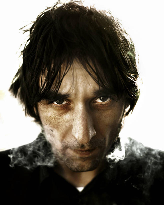 成年人,中年人,脸,头,脸颊,一个人,吸烟,竖图,室外,特写,白天,正面,信心,日光,西班牙,巴塞罗那,仅一个男性,仅一个人,仅一个中年男性,休闲装,肩膀,烟,凝视,摄影,上瘾,肖像,男人,男性,中年男性,头部,脸部,脸蛋,面部,彩图,胡茬