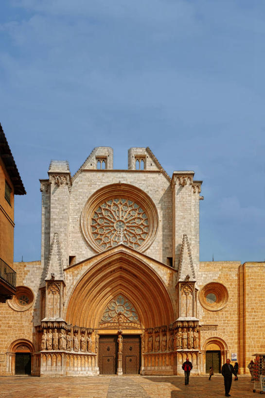 教堂,竖图,室外,白天,建筑,西班牙,大门,云,历史,天空,摄影,宗教建筑,塔拉戈纳省,步行,彩图,大教堂