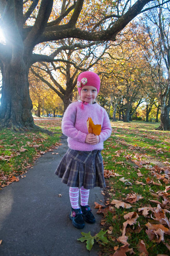 西方人,儿童,一个人,公园,站,微笑,竖图,室外,白天,正面,毛衣,满意,幸福,纯洁,路,帽子,叶子,日光,欧洲,新西兰,欧洲人,仅一个女性,仅一个人,人行道,休闲装,树,小孩,粉色,白色,自然,仅一个小孩,可爱,童年,童趣,摄影,肖像,改变,童真,烂漫,无邪,编织帽,天真,女孩,女人,女性,白种人,孩子,秋天,彩图,欢乐,女生,哈格利公园