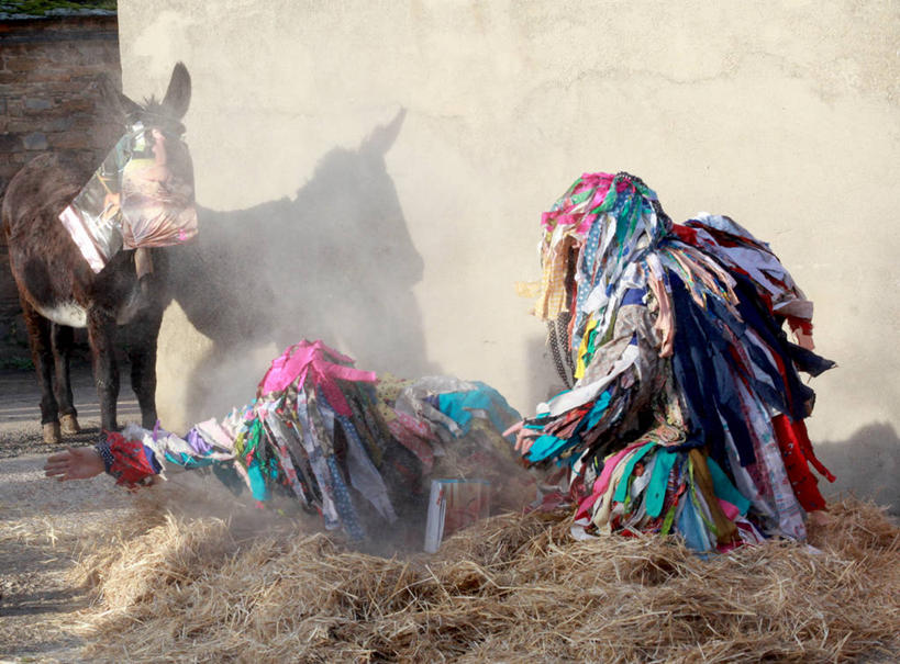 两个人,横图,室外,白天,民族服装,西班牙,阴影,服装,干草,古典,文化,传统,衣服,遮,遮掩,摄影,服饰,古装,掩盖,遮挡,遮盖,掩饰,韵味,驴子,彩图,传统服装,民俗服,萨莫拉