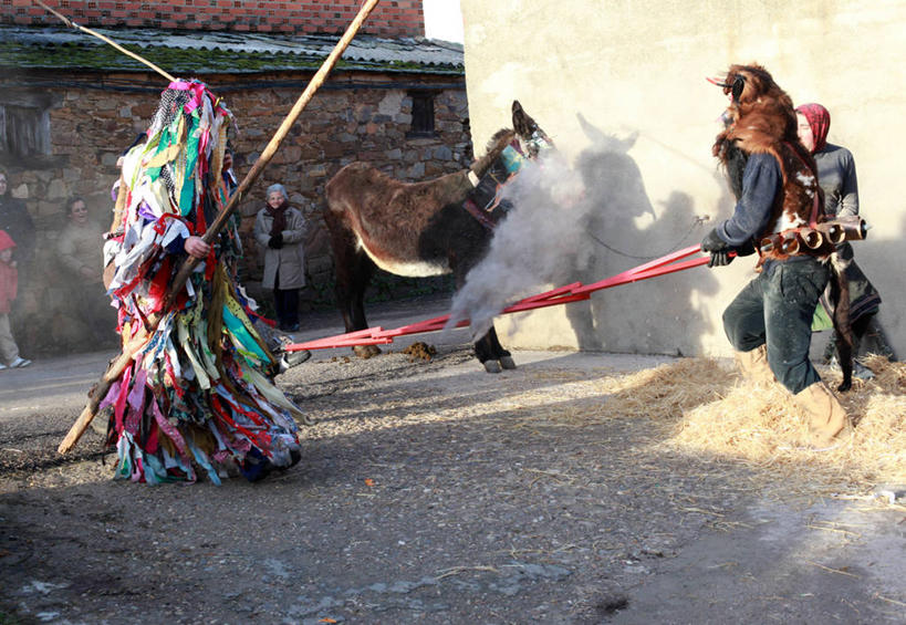 三个人,站,横图,室外,白天,民族服装,风险,美景,西班牙,阴影,服装,景观,干草,古典,拿着,文化,传统,衣服,自然,景色,摄影,服饰,古装,自然风光,韵味,驴子,彩图,传统服装,民俗服,萨莫拉