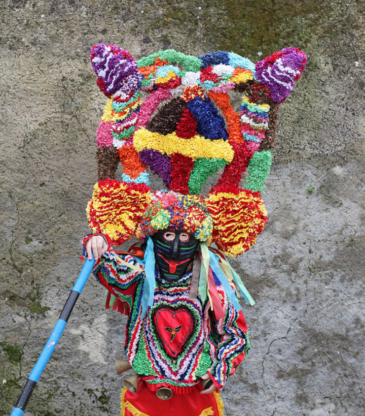 成年人,一个人,站,竖图,室外,白天,正面,西班牙,狂欢节,仅一个男性,短裤,庆祝,木制,围墙,拿着,红色,黑色,摄影,加利西亚,半身,彩图