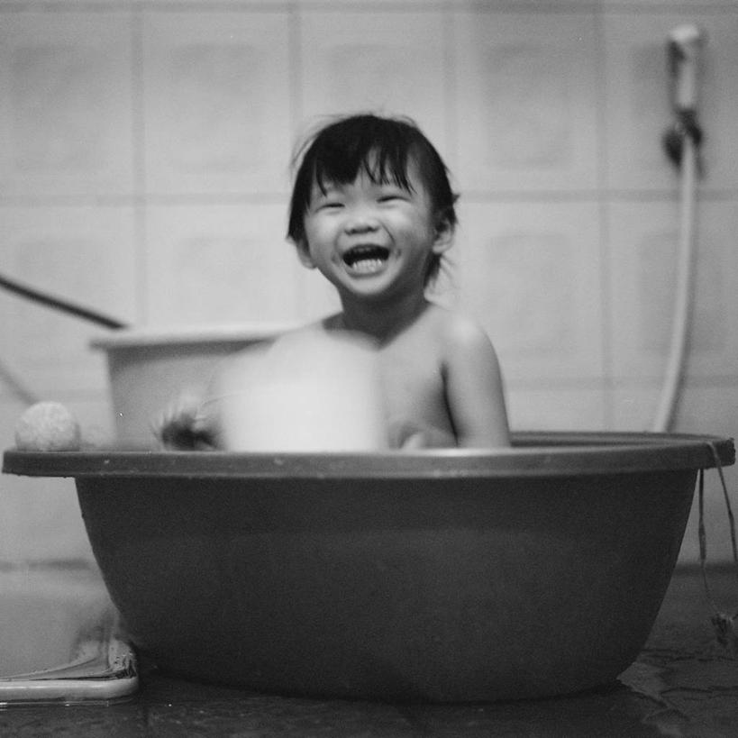 婴儿,儿童,一个人,笑,方图,黑白,室内,白天,快乐,幸福,纯洁,印度尼西亚,仅一个人,裸露,小孩,可爱,童年,摄影,活泼,卫生,宝宝,肖像,裸,纯真,烂漫,无邪,西爪哇,伶俐,天真,亚洲人,中国人,孩子,洗涤,半身,婴儿浴盆,万隆