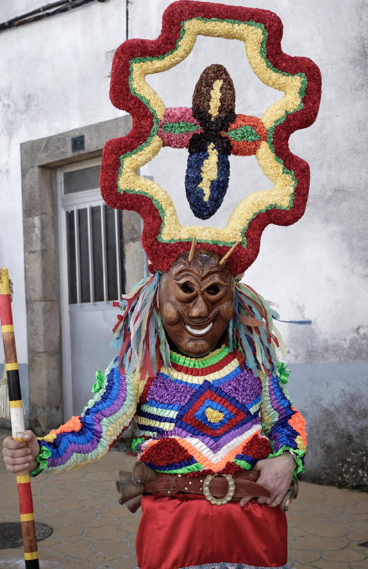 成年人,一个人,站,竖图,室外,白天,西班牙,狂欢节,仅一个男性,庆祝,拿着,摄影,加利西亚,半身,彩图,传统服装