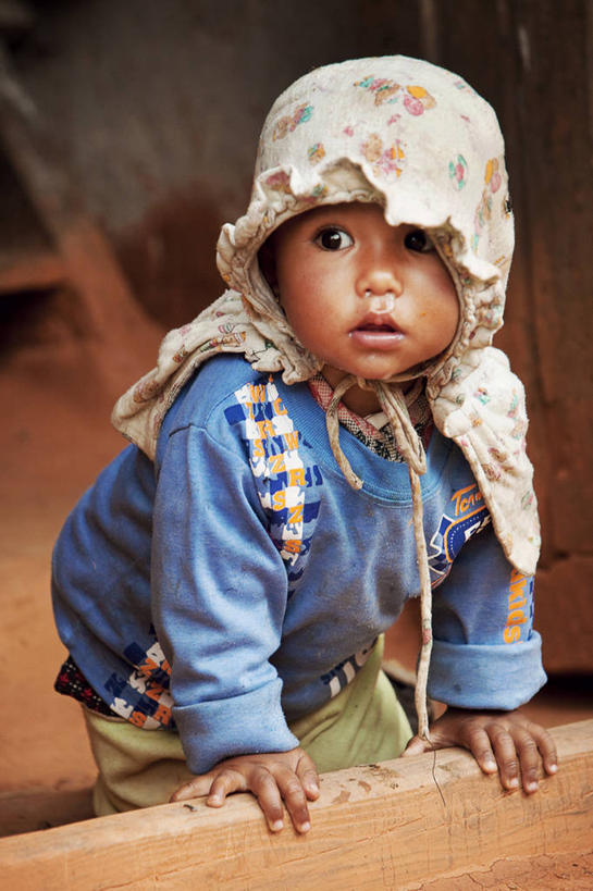 东方人,儿童,一个人,竖图,室外,白天,正面,婴儿服装,纯洁,尼泊尔,亚洲,仅一个男性,仅一个人,头饰,休闲装,黄种人,小孩,靠,靠着,张嘴,仅一个小孩,可爱,童年,童趣,摄影,张大嘴巴,童真,烂漫,无邪,巴克塔布,天真,男孩,男人,男性,亚洲人,孩子,张开嘴,半身,彩图,男生