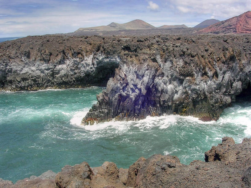 无人,横图,室外,白天,海浪,海洋,火山,山脉,西班牙,地形,悬崖,云,风景,天空,自然,摄影,宁静,岩层,加那利群岛,地质学,兰萨罗特岛,大西洋群岛,岩石,彩图