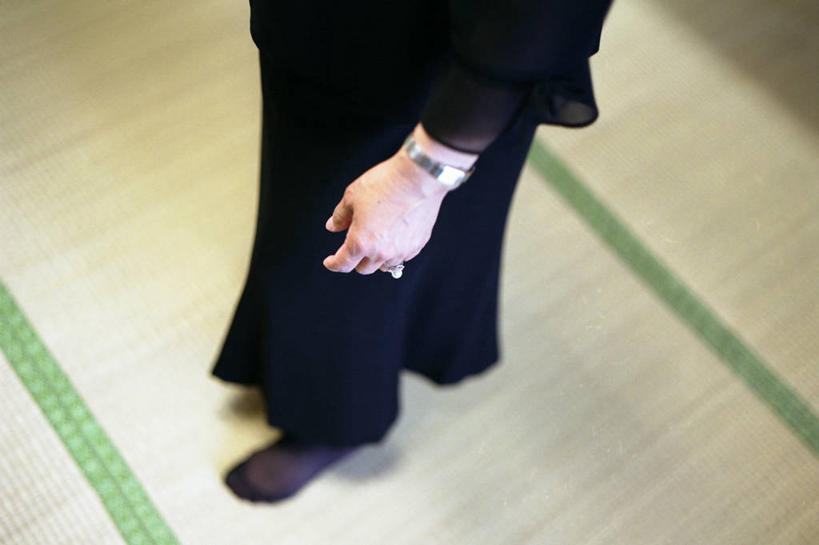 成年人,一个人,站,横图,俯视,室内,日本,仅一个女性,袜子,黑色,戒指,个性,摄影,草席,腕表,崎玉县,彩图,高角度拍摄