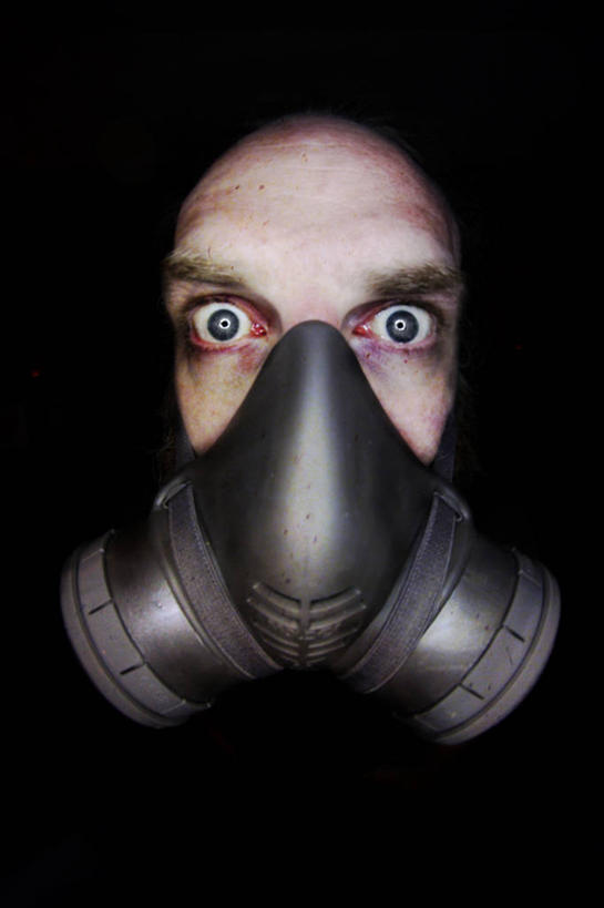 西方人,成年人,中年人,老年人,一个人,竖图,特写,爱尔兰,欧洲,欧洲人,仅一个男性,仅一个人,仅一个中年男性,黑色背景,首都,凝视,人体,摄影,保护,肖像,防毒面罩,男人,男性,中年男性,白种人,彩图,影棚拍摄