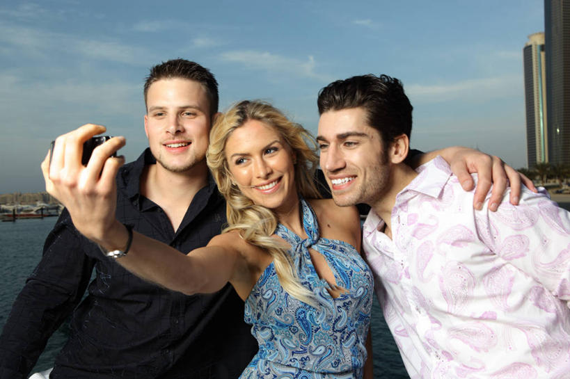 西方人,成年人,头发,三个人,笑,微笑,露齿笑,横图,室外,白天,幸福,海洋,日落,欧洲,欧洲人,连接,拿着,休闲装,天空,金色,搭,自拍,摄影,搭着,关爱,阿拉伯联合酋长国,波斯湾,年轻男性,年轻女性,白种人,年轻人,半身,彩图