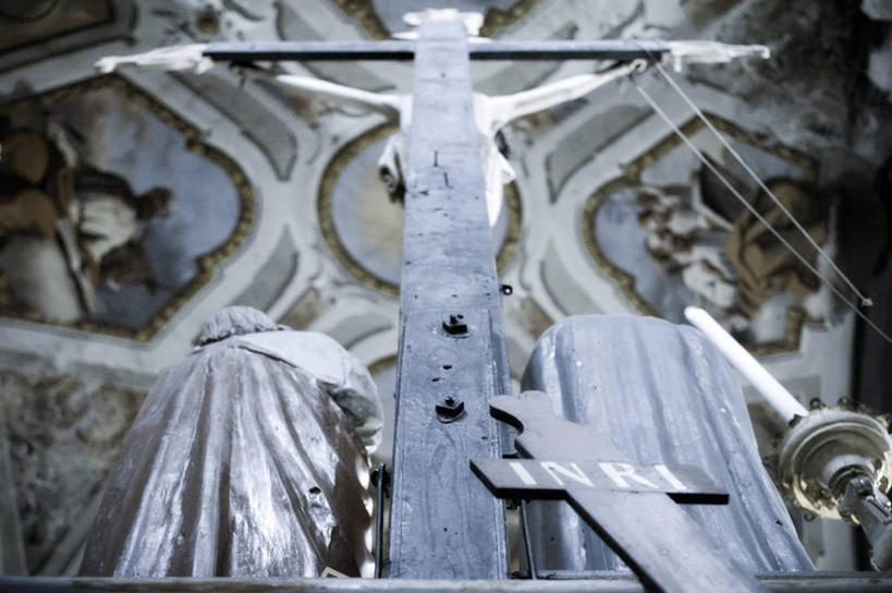 无人,教堂,横图,仰视,蜡烛,法国,节日,雕像,十字架,文字,烛台,文化,祈祷,健康,许愿,摄影,宗教,信仰,纪念,祈求,基督,基督教,天主教,耶稣,法国文化,救世主,基利斯督,弥赛亚,默西亚,灵性,平安,彩图,低角度拍摄,索皮尔,神