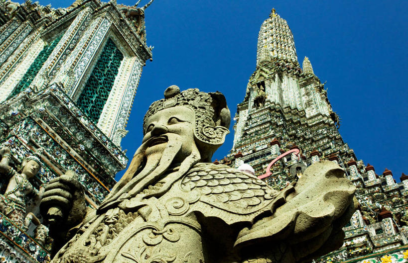 无人,寺庙,横图,室外,白天,仰视,建筑,雕塑,曼谷,泰国,标志,雕像,符号,首都,历史,标识,地标建筑,摄影,宗教,佛教,宗教建筑,泰国文化,万里无云,郑王庙,性别符号,彩图,低角度拍摄,男性符号