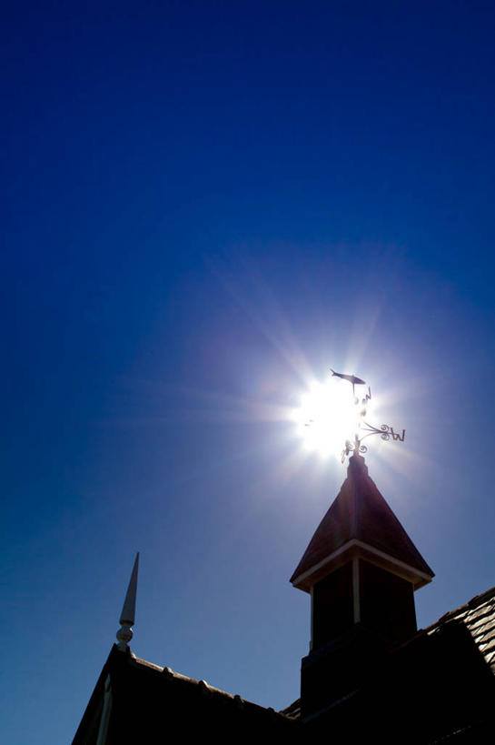 无人,竖图,室外,白天,镜头眩光,仰视,太阳,建筑,英国,屋顶,天气,自然,摄影,剪影,万里无云,兰开夏,风标,彩图,低角度拍摄