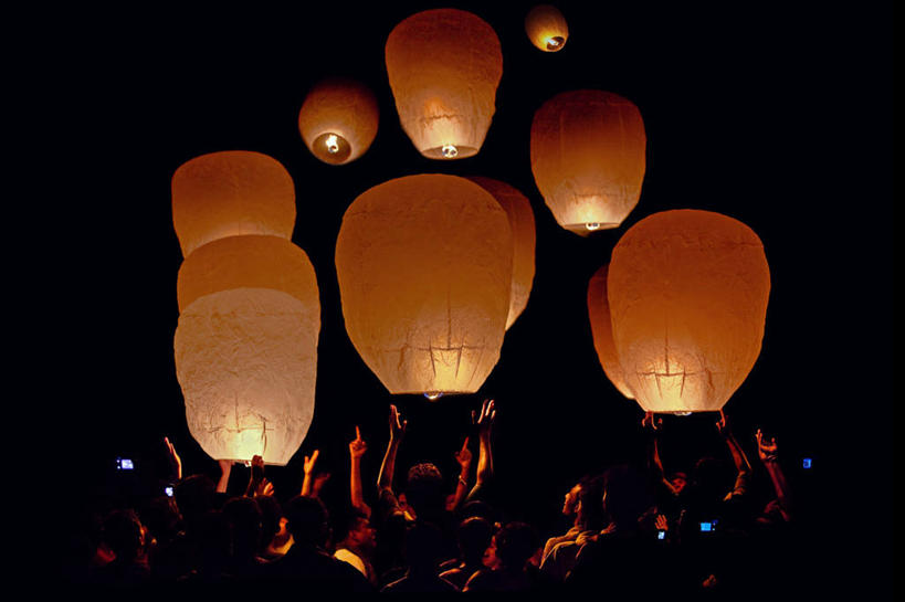 举,横图,室外,夜晚,孟加拉国,亚洲,庆祝,装饰,灯笼,首都,托,摄影,照亮,南亚,群众,孟加拉人民共和国,达卡,举起,举手,举着,向上举,向上伸,向上托,彩图,传统文化