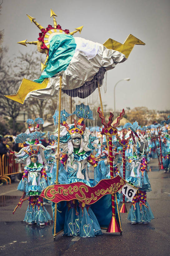 站,竖图,室外,白天,正面,民族服装,幸福,西班牙,狂欢节,服装,古典,文化,传统,衣服,乐趣,摄影,服饰,古装,享乐,韵味,彩图,传统服装,民俗服,舞蹈,传统文化,传统节日