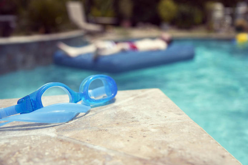 成年人,一个人,游泳池,横图,室外,白天,泳装,度假,日光浴,水,美国,仅一个男性,眼镜,泳镜,游泳眼镜,气垫床,放松,摄影,加利福尼亚,休闲活动,彩图