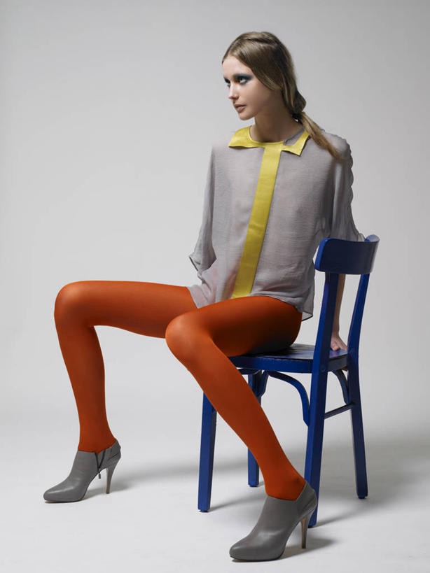 西方人,成年人,一个人,坐,竖图,时尚,椅子,西班牙,欧洲,欧洲人,仅一个年轻女性,仅一个女性,仅一个人,灰色背景,休闲装,蓝色,橙色,放松,摄影,紧身裤,时装模特,年轻女性,女人,女性,白种人,年轻人,彩图,影棚拍摄