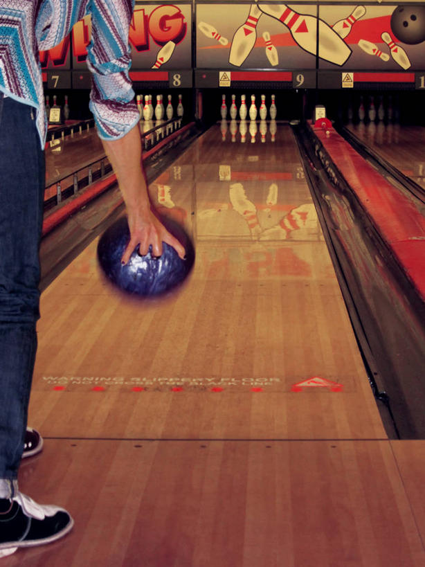 成年人,一个人,站,竖图,室内,运动,保龄球,英国,仅一个女性,弯腰,反射,保龄球馆,拿着,休闲装,球道,背面,摄影,准确,球馆,保龄球道,技能,扔,彩图,保龄球鞋