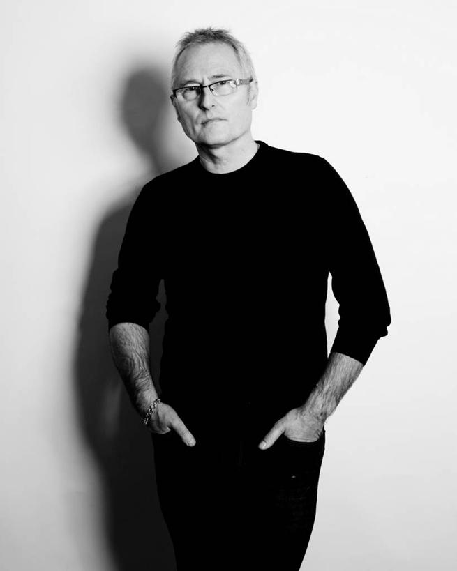 西方人,成年人,中年人,老年人,一个人,站,竖图,黑白,白色背景,正面,信心,英国,欧洲,欧洲人,仅一个男性,仅一个人,仅一个中年男性,阴影,眼镜,休闲装,个性,摄影,肖像,手插袋,普利茅斯,男人,男性,中年男性,白种人,插兜,手插兜,半身,影棚拍摄,手抄兜