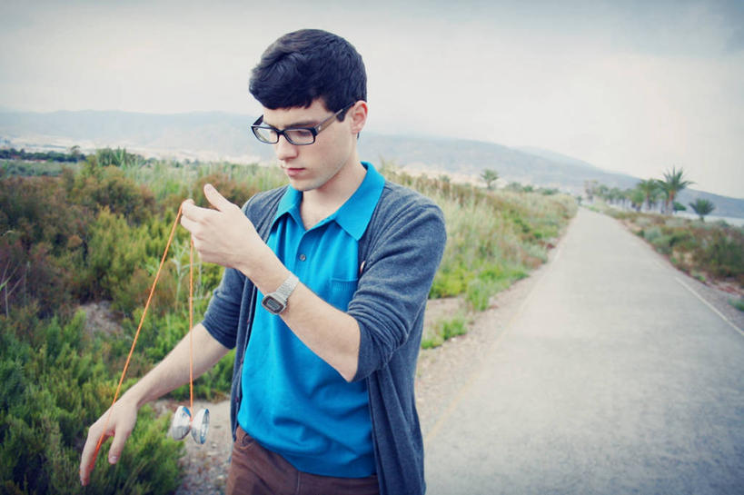 西方人,成年人,一个人,横图,室外,白天,正面,路,西班牙,欧洲,欧洲人,仅一个男性,仅一个人,眼镜,拿着,注视,休闲装,仅一个年轻男性,天空,自然,观察,看,思考,摄影,观看,察看,关注,溜溜球,男人,男性,年轻男性,白种人,年轻人,步行,半身,彩图