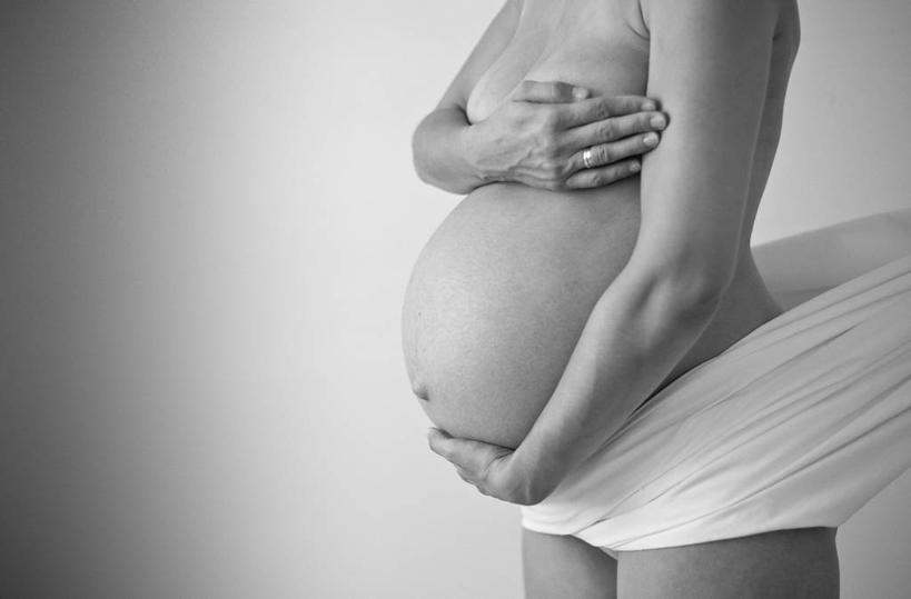 成年人,一个人,站,摸,横图,黑白,白色背景,纺织品,西班牙,仅一个女性,抚摸,覆盖,手放前,怀孕,摄影,生长,关爱,触摸,接触,影棚拍摄