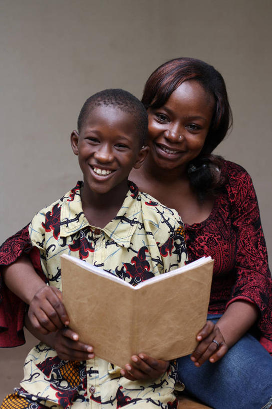 儿童,成年人,两个人,坐,笑,微笑,露齿笑,竖图,正面,快乐,幸福,非洲,马里,连接,灰色背景,首都,拿着,休闲装,童年,摄影,知识,肖像,阿非利加洲,巴马科,马里共和国,西非,男孩,女人,非洲人,书,半身,彩图,影棚拍摄