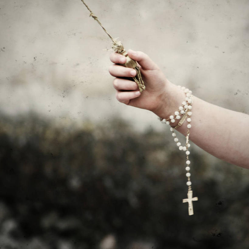 儿童,手,一个人,方图,室外,白天,纯洁,西班牙,仅一个女性,仅一个人,庆祝,十字架,拿着,小孩,仅一个小孩,可爱,童年,童趣,人体,摄影,部分,基督教,童真,念珠,烂漫,无邪,阿斯图里亚斯,念佛珠,数珠,诵珠,天真,女孩,女人,女性,孩子,彩图,女生,传统文化,玫瑰经,圣母圣咏