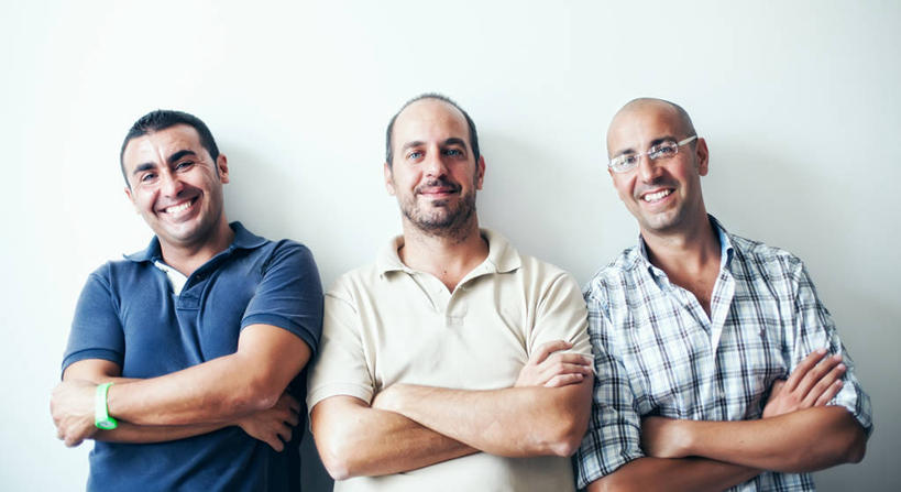 成年人,中年人,一个人,三个人,笑,双手交叉,微笑,露齿笑,横图,白色背景,正面,友谊,幸福,仅一个男性,仅一个人,仅一个中年男性,勾,挽,眼镜,休闲装,勾着,摄影,双手抱胸,肖像,挽着,男人,男性,中年男性,半身,彩图,影棚拍摄,短发