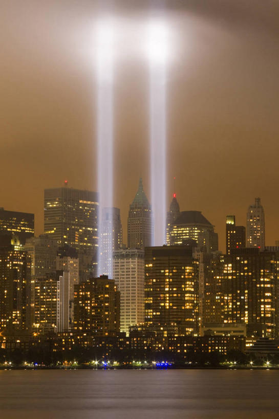无人,竖图,室外,夜晚,水,天际线,建筑,摩天大楼,美国,光束,曼哈顿,历史,现代,天空,摄影,纪念,留念,照亮,怀念,新泽西,阿姆斯特丹世贸中心,翠贝卡,泽西城,彩图