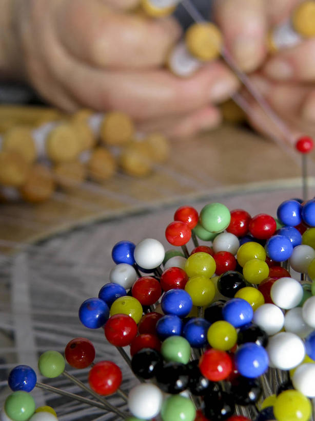 一个人,竖图,室内,特写,白天,西班牙,许多,丰富,很多,手指,图钉,人体,摄影,多样,部分,选择,彩图