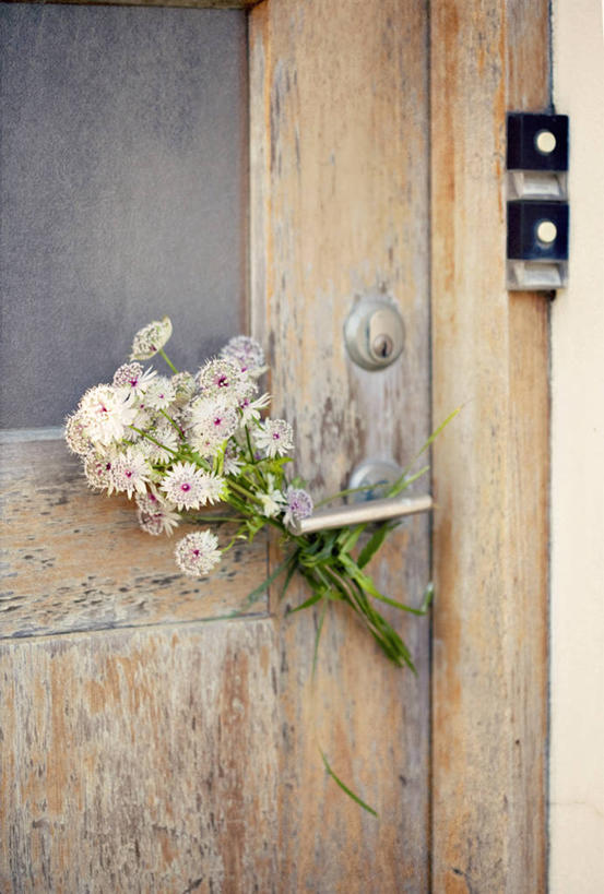 无人,竖图,室外,白天,门,关闭,野花,花,门把手,花束,摄影,保护,脆弱,封闭,清新,彩图