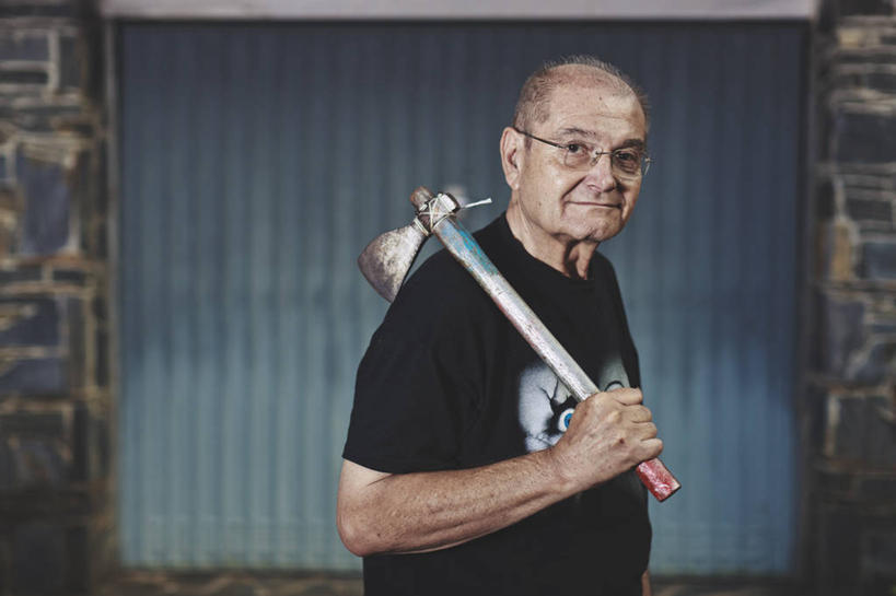 成年人,老年人,脸,头,脸颊,一个人,站,微笑,横图,室外,白天,正面,满意,幸福,西班牙,巴塞罗那,仅一个男性,仅一个人,眼镜,拿着,休闲装,肩膀,背着,仅一个老年男性,摄影,肖像,老年男性,男人,男性,头部,脸部,脸蛋,面部,彩图,发际线后移