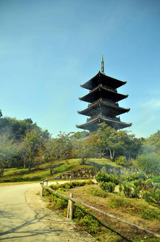 无人,寺庙,竖图,室外,白天,山,雾,建筑,日本,日本文化,樱桃树,宝塔,树,天空,自然,摄影,宗教,冈山县,彩图,传统文化