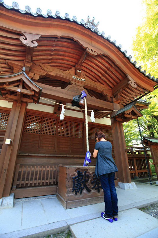 成年人,中年人,一个人,站,竖图,室外,白天,建筑,长野县,日本,仅一个女性,仅一个人,日本文化,休闲装,祈祷,仅一个中年女性,摄影,宗教,鞠躬,女人,女性,中年女性,彩图