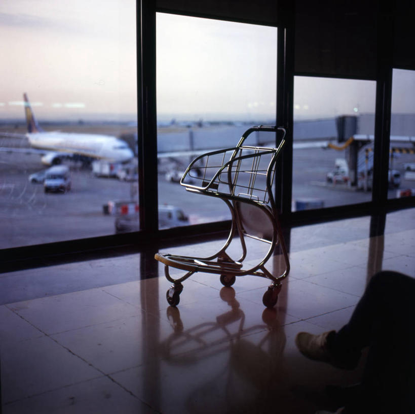 腿,一个人,机场,坐,横图,室内,白天,飞机,西班牙,首都,候机厅,马德里,运输,人体,摄影,行李车,部分,停止,暂停,停滞,四肢,马德里巴拉哈斯机场,彩图