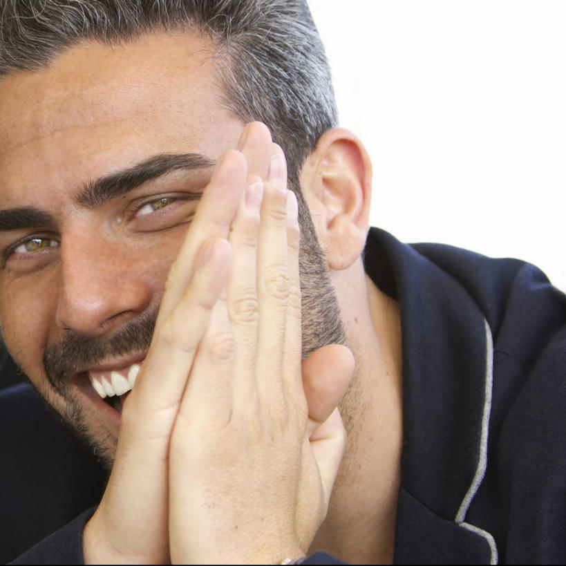 成年人,脸,头,脸颊,一个人,握手,笑,微笑,露齿笑,方图,白色背景,正面,幸福,信心,仅一个男性,仅一个人,休闲装,肩膀,仅一个年轻男性,摄影,肖像,男人,男性,年轻男性,年轻人,头部,脸部,脸蛋,面部,搀手,拉手,手拉手,手握手,彩图,影棚拍摄,胡茬,短发