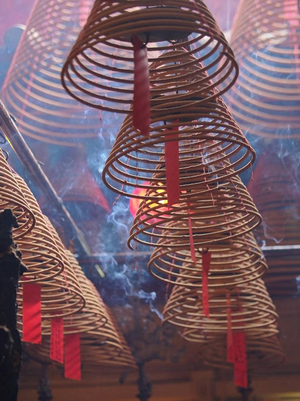 无人,竖图,室内,白天,仰视,建筑,香港,一排,吊挂,悬挂,整齐,圆锥,挂,佛香,排列,烟,摄影,宗教,宁静,队列,中国文化,道教,彩图,低角度拍摄