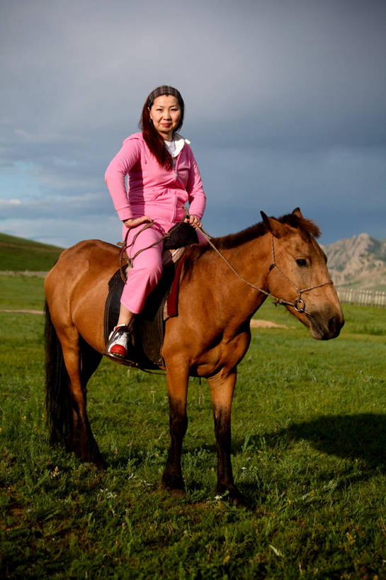 成年人,中年人,一个人,站,竖图,室外,白天,骄傲,信心,牧场,马,蒙古,仅一个女性,仅一个人,骑马,仅一个中年女性,摄影,牲畜,肖像,女人,女性,中年女性,亚洲人,休闲活动,彩图