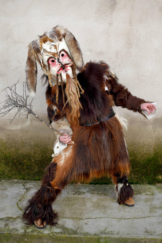 成年人,一个人,站,竖图,室外,白天,民族服装,西班牙,长牙,仅一个男性,服装,墙,苔藓,古典,拿着,文化,传统,衣服,摄影,服饰,幽默,古装,韵味,彩图,传统服装,民俗服