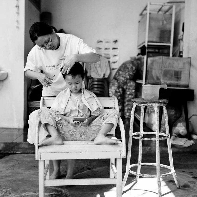 儿童,成年人,中年人,头发,两个人,家庭,母亲,儿子,坐,方图,黑白,室内,白天,正面,纯洁,桌子,椅子,印度尼西亚,连接,剪刀,眼镜,拿着,注视,休闲装,小孩,黑色,马克杯,观察,看,温暖,温馨,一家人,赤脚,可爱,童年,童趣,摄影,观看,和睦,察看,关爱,关注,童真,烂漫,无邪,西爪哇,天真,男孩,男性,中年女性,中国人,孩子,融洽,计算机游戏,万隆