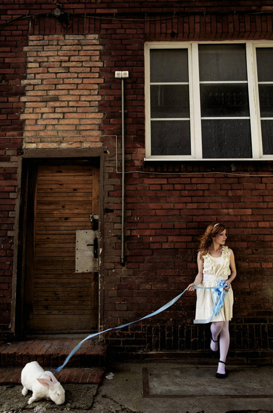 西方人,成年人,一个人,站,竖图,室外,窗户,建筑,宠物,欧洲,波兰,欧洲人,仅一个年轻女性,仅一个女性,仅一个人,束发带,墙,拿着,休闲装,砖墙,白色,靠,靠着,家畜,摄影,幽默,狗链,中欧,家兔,波兰共和国,年轻女性,女人,女性,白种人,年轻人,彩图,彼得哥什