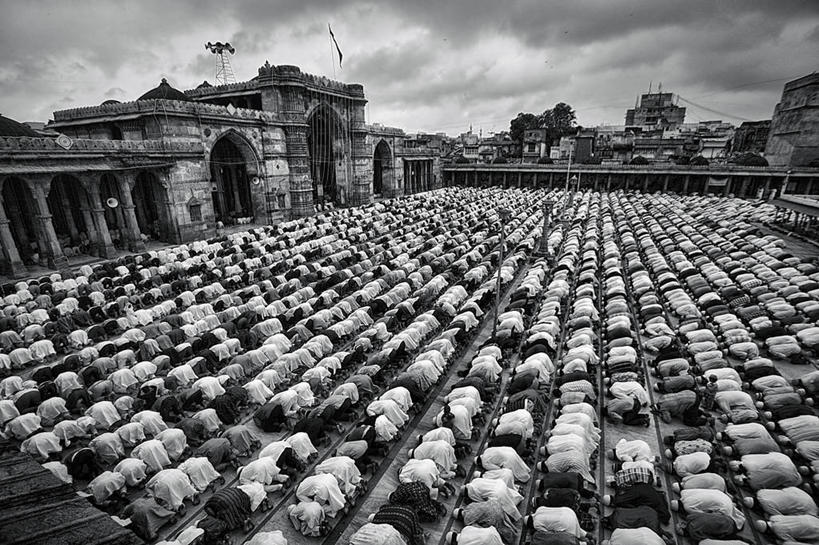 横图,俯视,黑白,室外,白天,建筑,印度,弯腰,许多人,祈祷,一群人,摄影,伊斯兰教,清真寺,古吉拉特邦,贾玛清真寺,高角度拍摄,艾哈迈达巴德,传统文化,传统节日